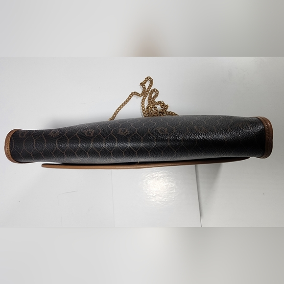 Christian Dior Honeycomb shoulder. The snap button have to press hard to snap - Picture 6 of 16